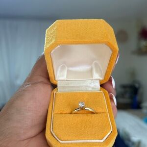 Classic 14k gold Engagement Ring in Yellow Velvet Box size 6